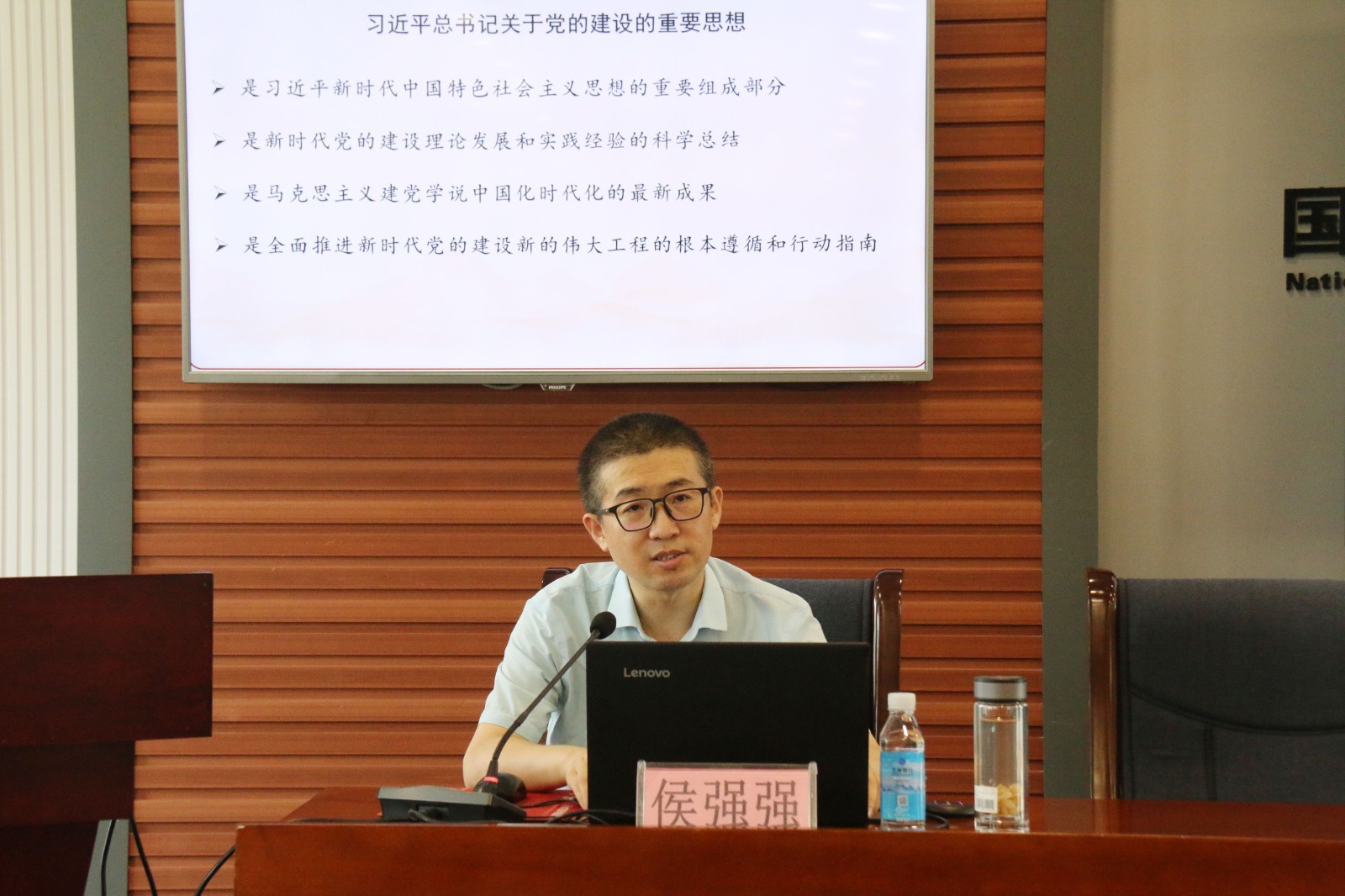 天水市委讲师团成员、市委党校副教授侯强强现场授课.jpg 天水市委讲师团成员、市委党校副教授侯强强现场授课.jpg